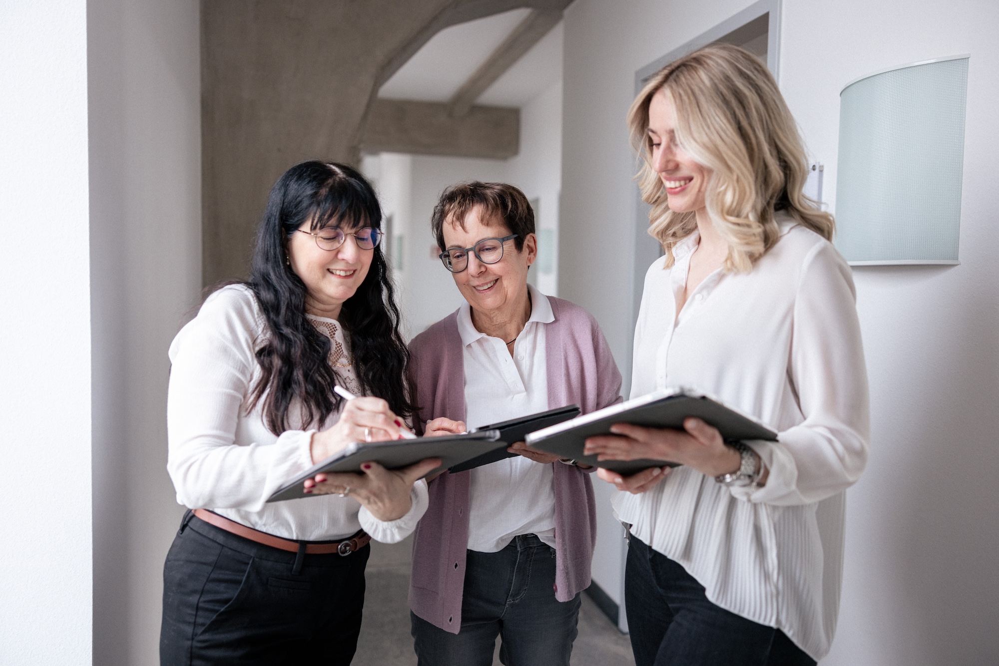 zwei Frauen mit Unterlagen im Gespräch