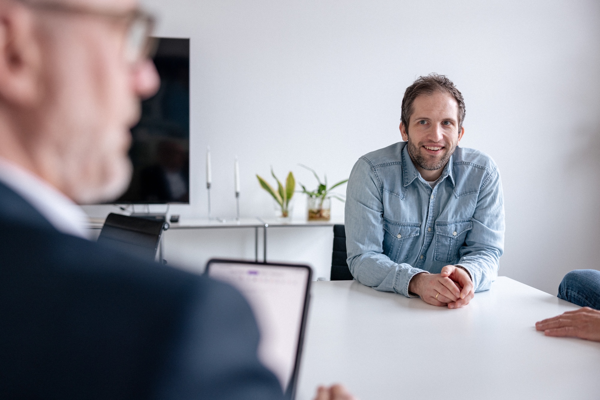 Mann sitzt am Tisch im Meeting