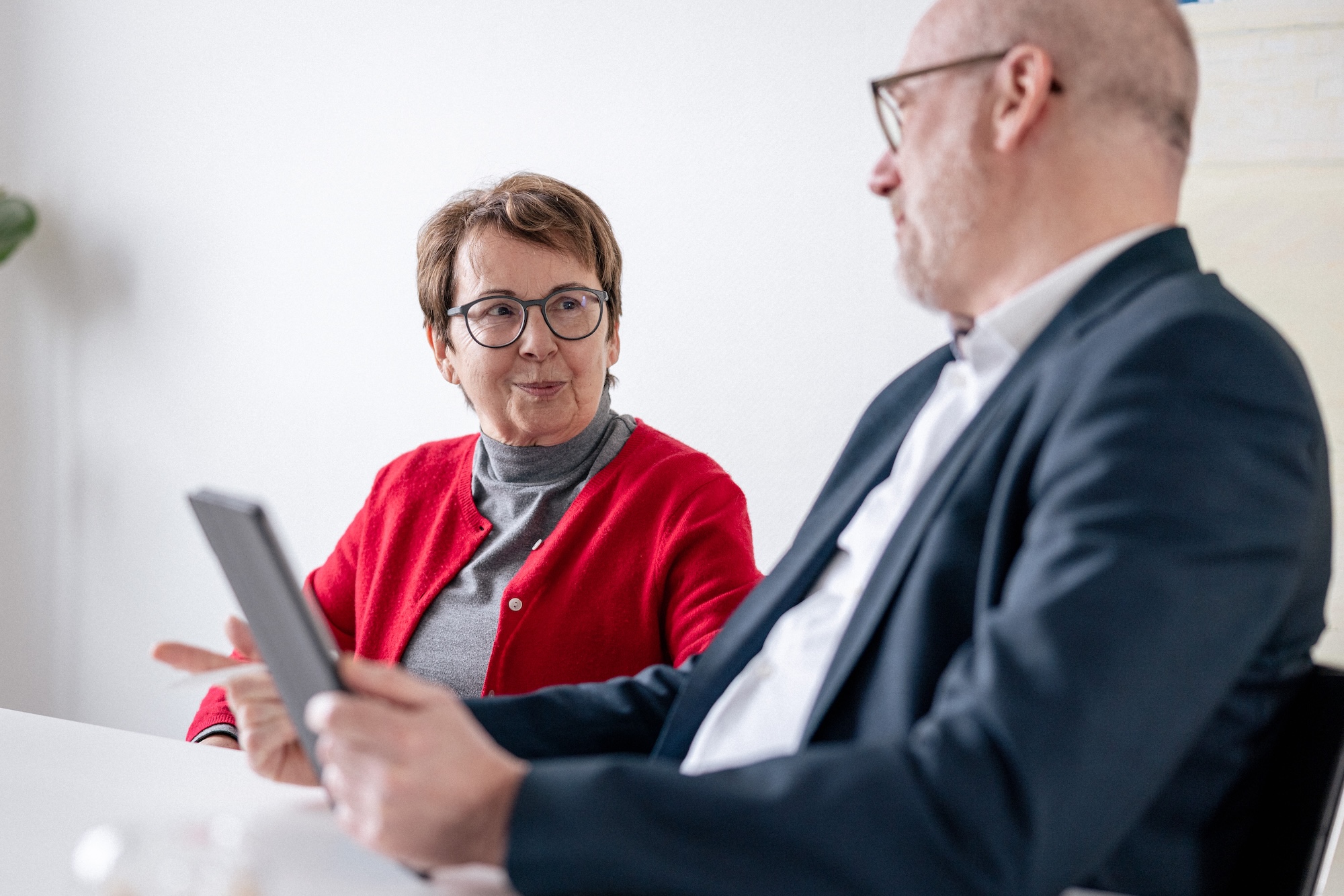 Frau mit Tablet im Gespräch