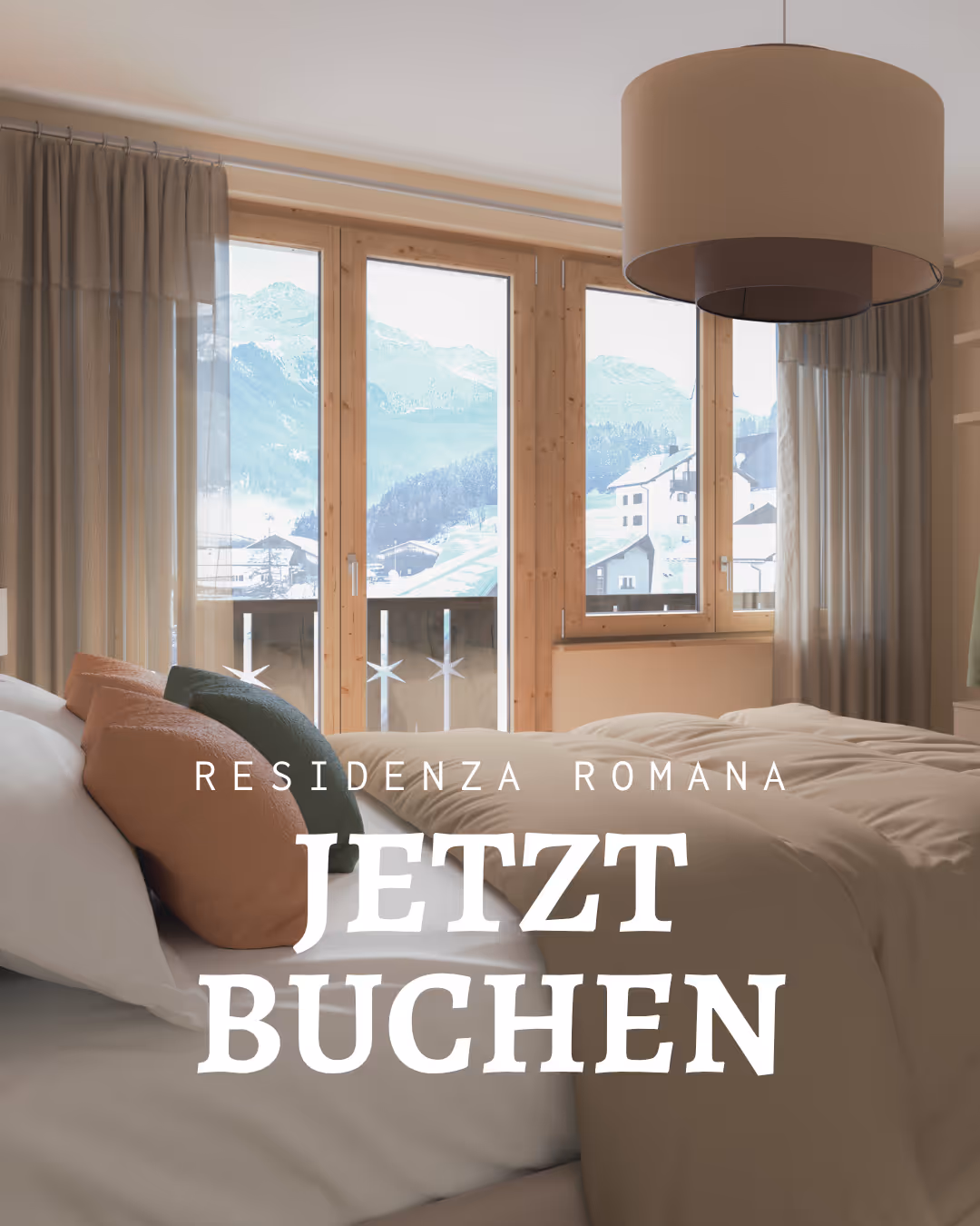 Gemütlich eingerichtetes Schlafzimmer der neuen Ferienwohnungen in der Residenza Romana Savognin mit Blick auf die Berge