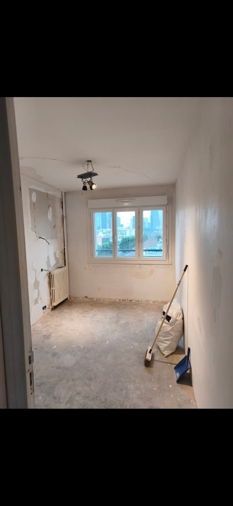 Chambre avant rénovation par Dumi Deco, Paris 11e