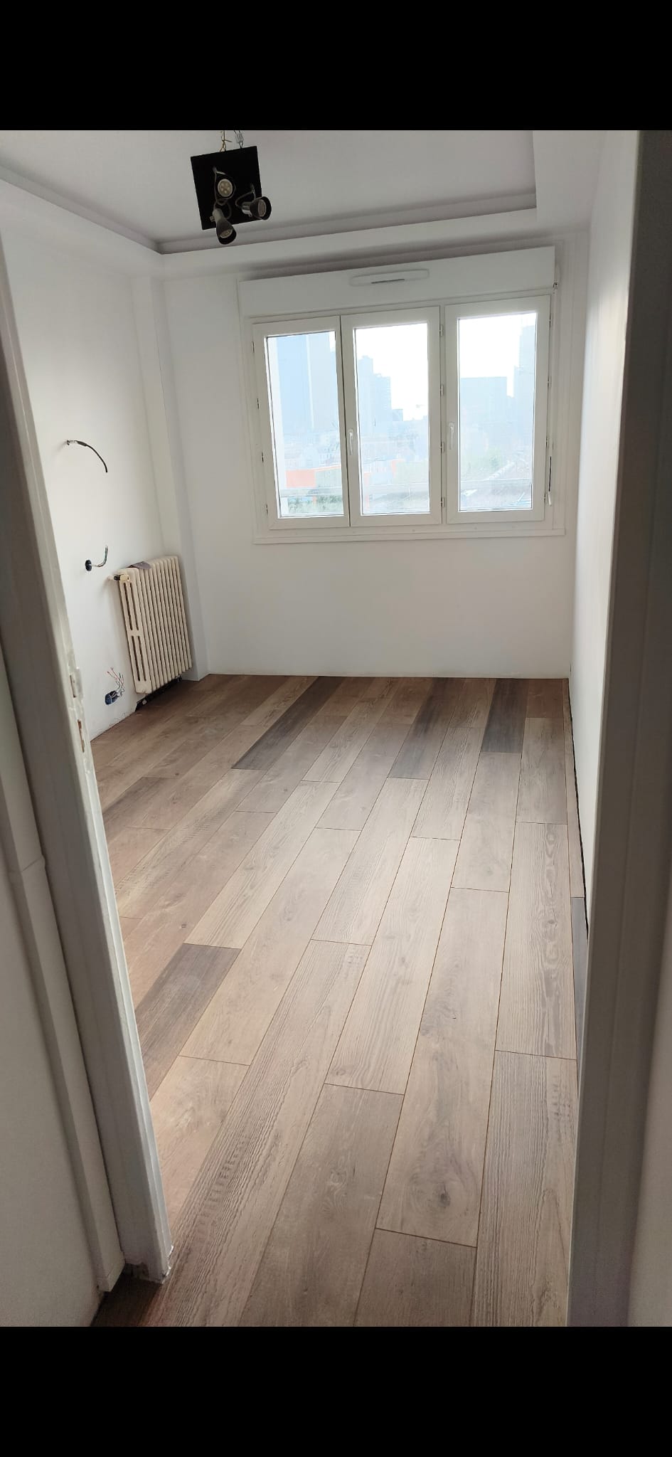 Chambre rénovée par Dumi Deco à Paris 11e, peinture et finitions