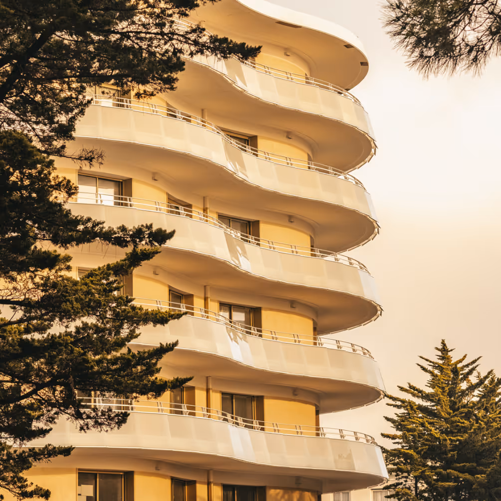 Voici la façade de l'hôtel Les Cimes Bleues, un hôtel au bord de mer proposant piscine et spa.