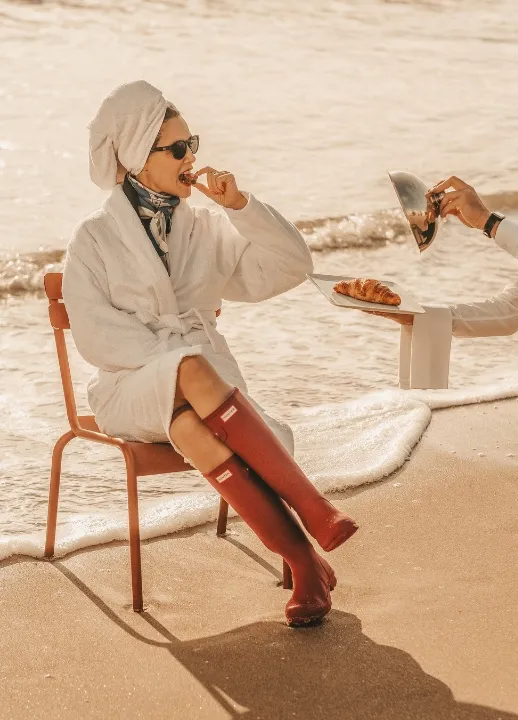 Petit-déjeuner en peignoir et bottes sur le sable, l'élégance de votre hôtel au bord de mer et hôtel spa, room service aux Cimes Bleues.