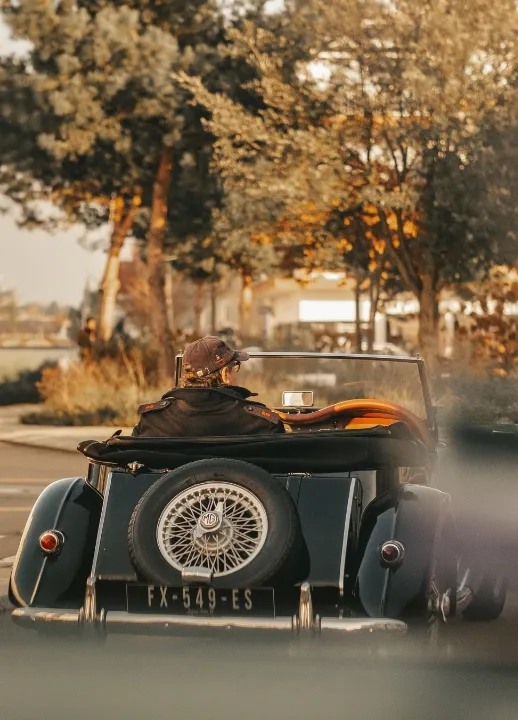 Évasion en cabriolet aux Cimes Bleues : profitez de notre conciergerie et du parking de votre hôtel au bord de mer et hôtel spa.