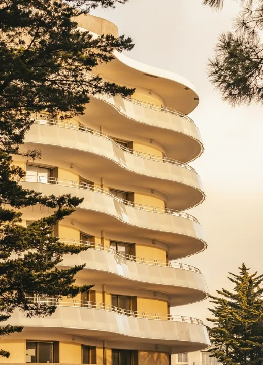 Architecture aux courbes ondulées des Cimes Bleues : retrouvez nos informations pratiques pour votre séjour en hôtel au bord de mer et hôtel spa.