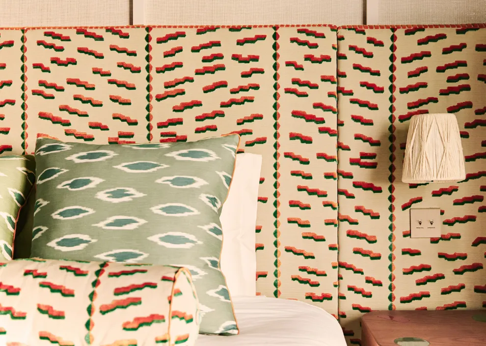 Esprit bohème aux Cimes Bleues : textiles aux motifs ikat et teintes naturelles pour le confort de vos chambres et suites d'hôtel au bord de mer et hôtel spa.