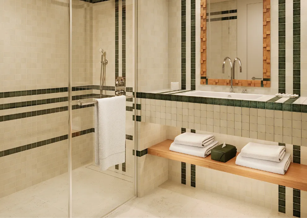 Design minéral aux Cimes Bleues : mosaïque émeraude et douche à l'italienne pour les chambres, suites et salles de bain de votre hôtel au bord de mer et hôtel spa.