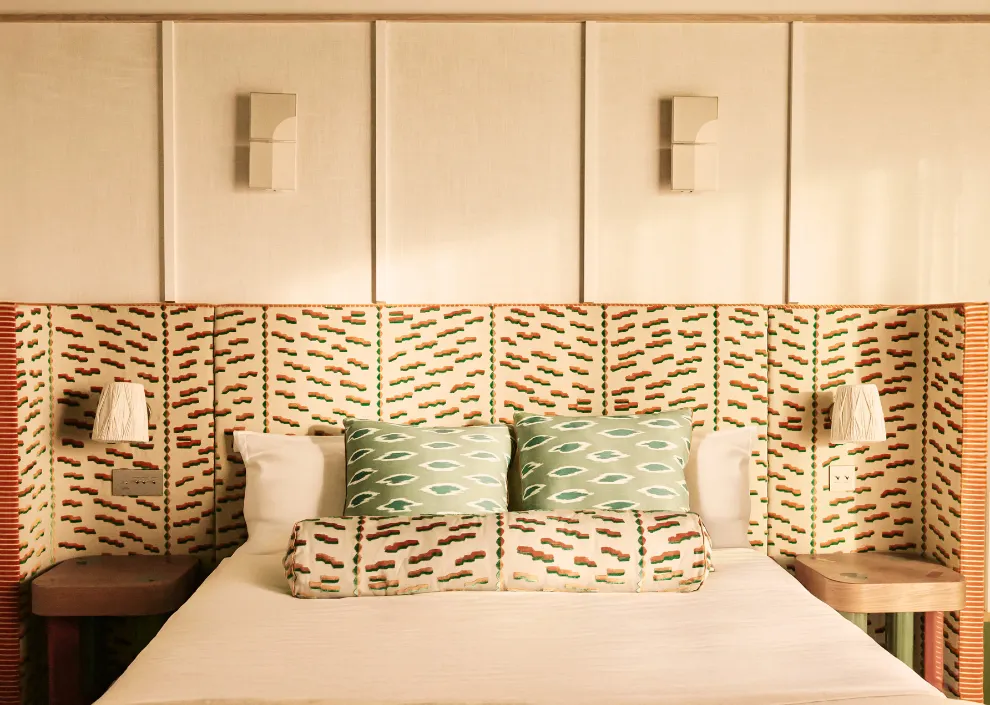 Style azur aux Cimes Bleues : touches bleues, rotin et lit king-size pour vos chambres et suites d'hôtel au bord de mer et hôtel spa.