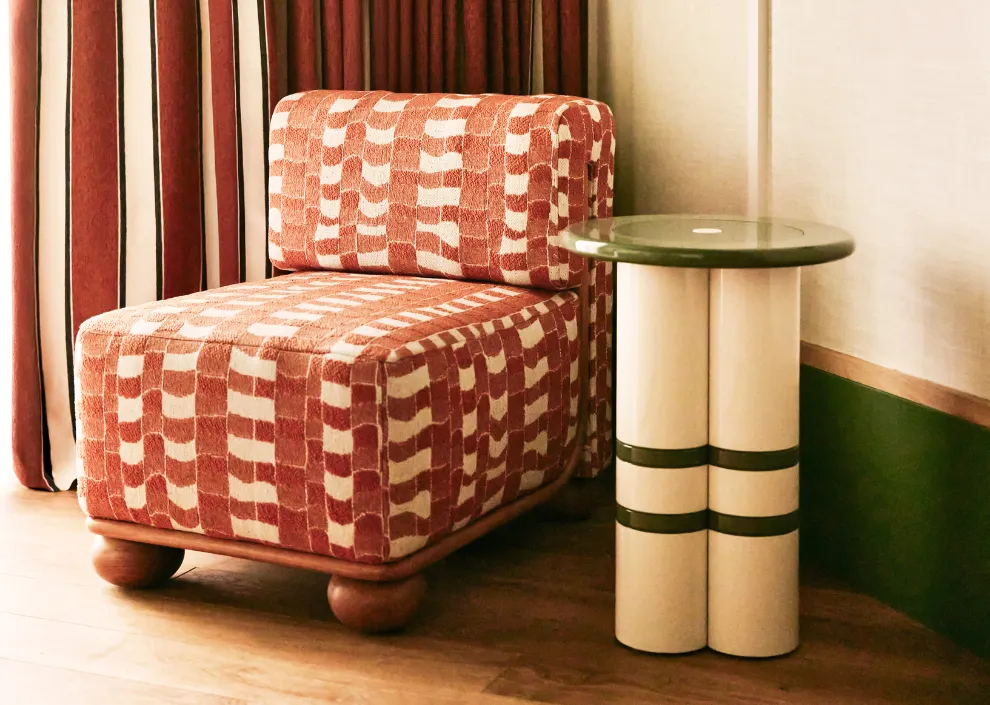 Design arty aux Cimes Bleues : chauffeuse géométrique et guéridon bicolore dans vos chambres et suites d'hôtel au bord de mer et hôtel spa.