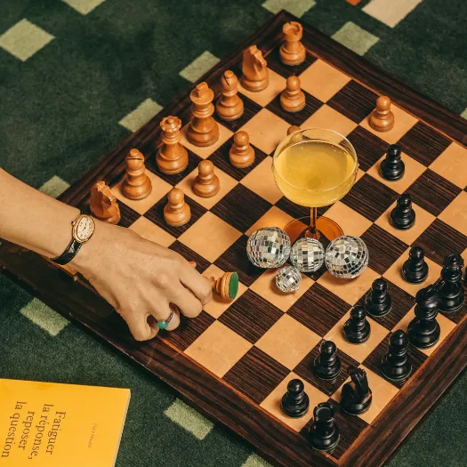 Partie d'échecs accompagnée d'un cocktail et de boules à facettes, ambiance bar chic et décontractée au bar des Cimes Bleues à La Baule.