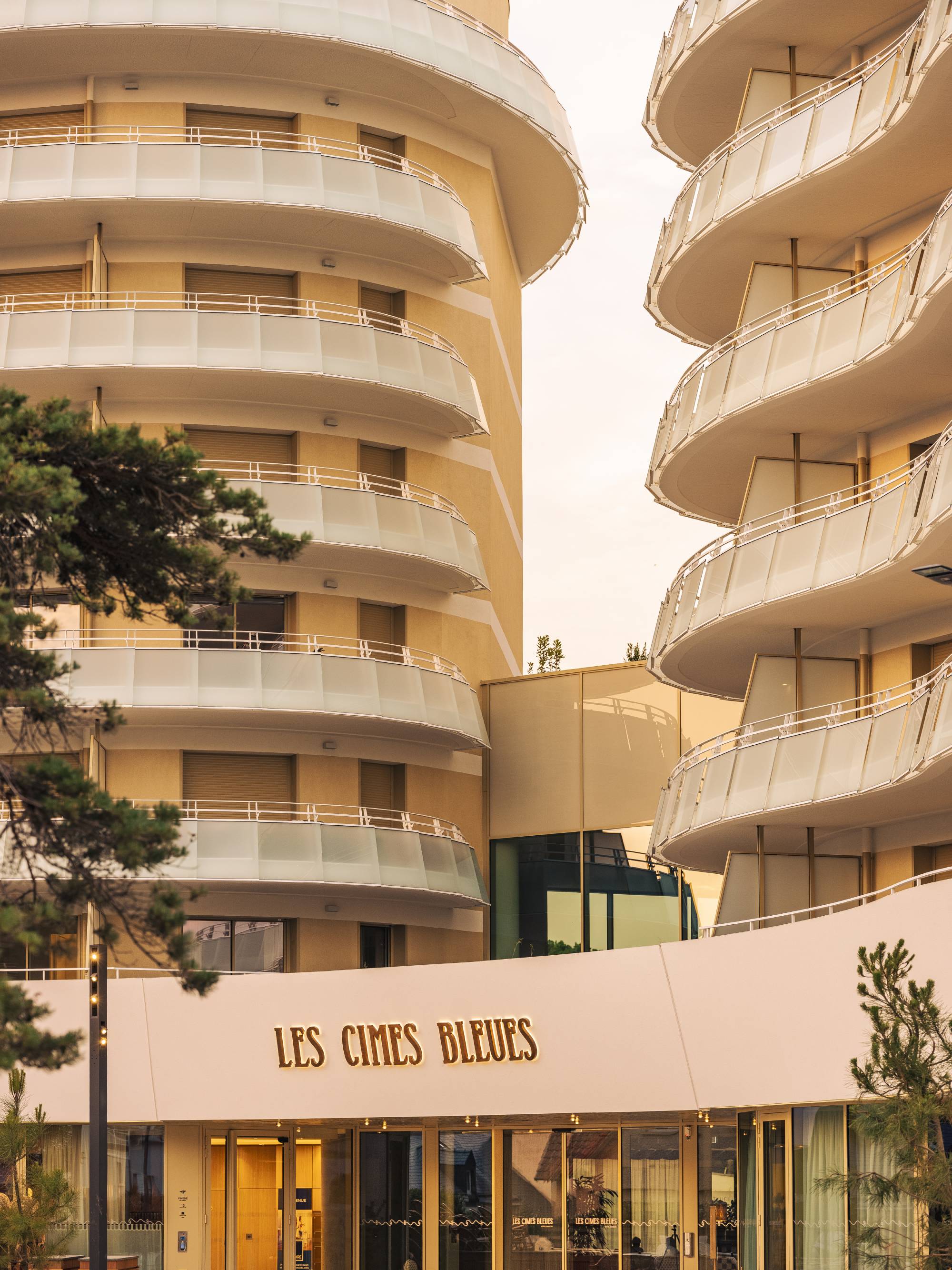 Architecture aux courbes ondulées des Cimes Bleues : retrouvez nos informations pratiques pour votre séjour en hôtel au bord de mer et hôtel spa.