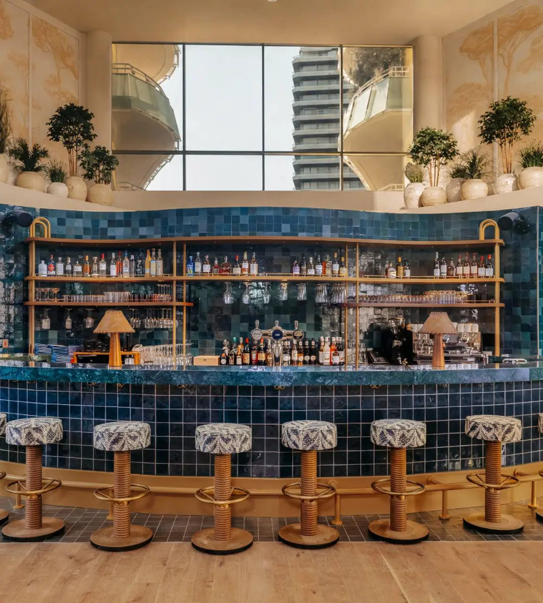 Apéritif festif au bar Les Cimes Bleues : cocktail, Limoncello et tapas dans votre hôtel au bord de mer et hôtel spa.