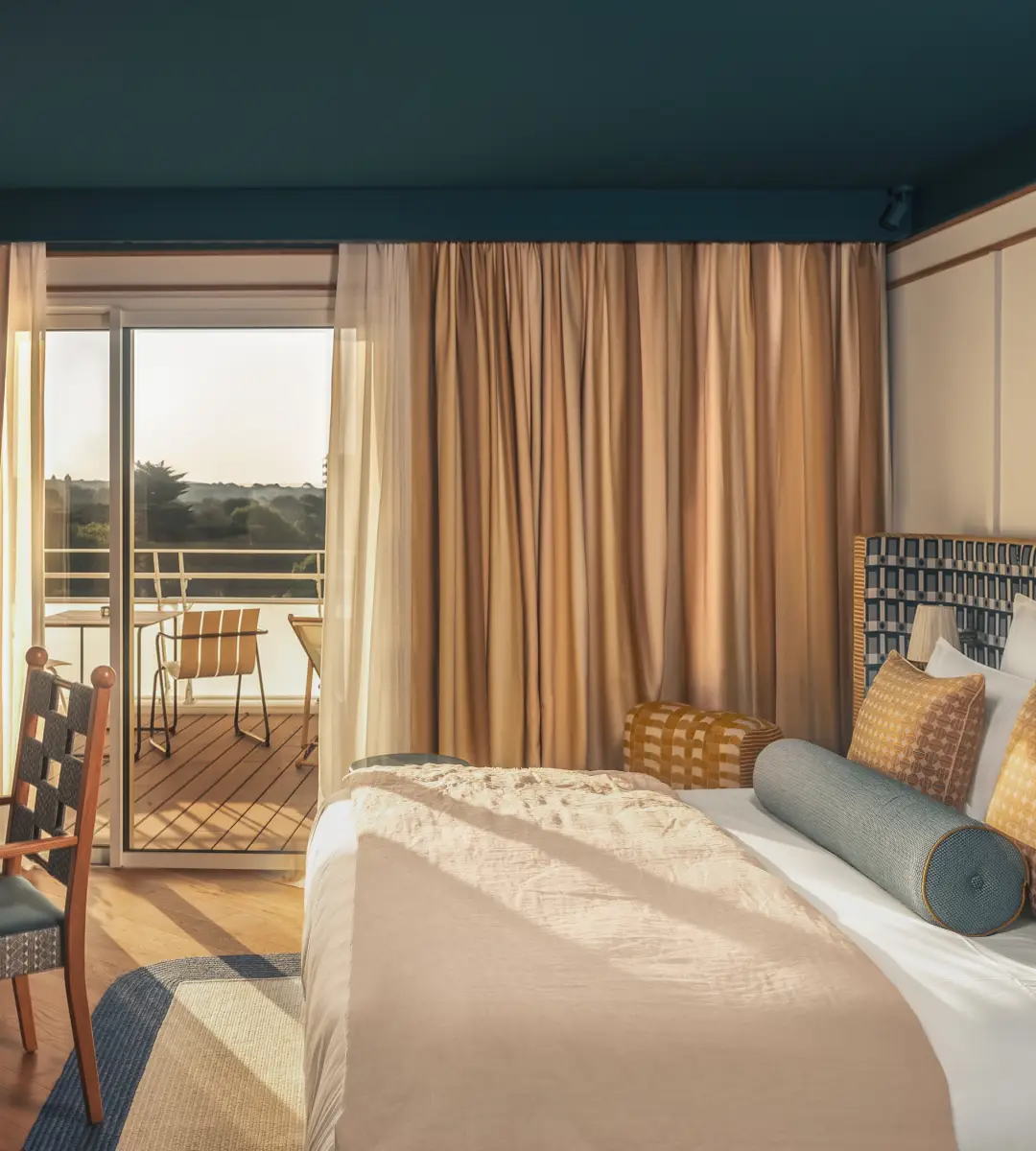 Détente en chambre aux Cimes Bleues : lecture et petit-déjeuner au lit dans votre hôtel au bord de mer et hôtel spa.