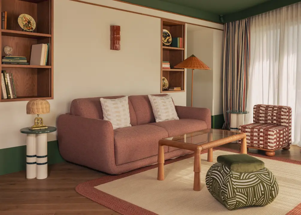 Détails graphiques aux Cimes Bleues : tête de lit brodée et coussins assortis ornent les chambres et suites de votre hôtel au bord de mer et hôtel spa.