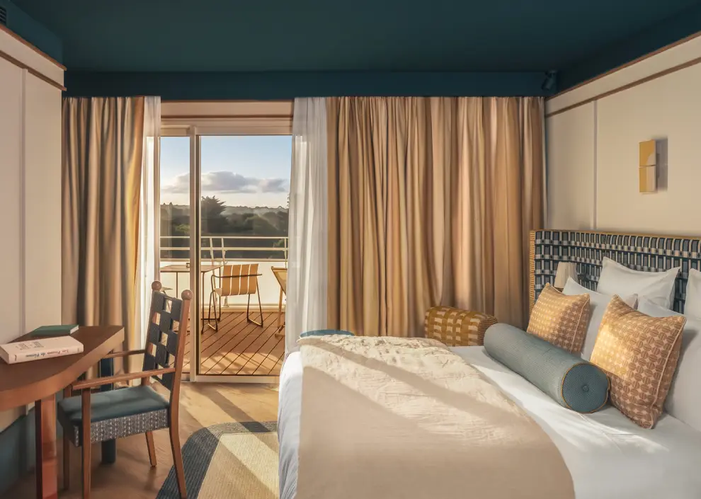 Reading break at Les Cimes Bleues: relax in the designer rooms and suites of your seaside hotel and spa hotel, orange book in hand.