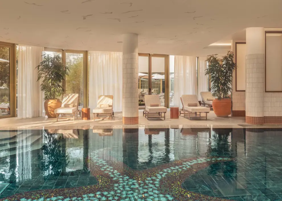 The swimming pool at Les Cimes Bleues Hotel, for a moment of relaxation and well-being.