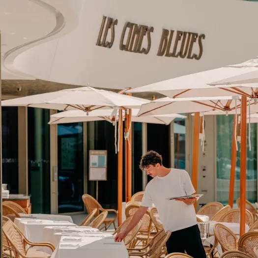 Service sur la terrasse des Cimes Bleues, hôtel bord de mer et hôtel spa.