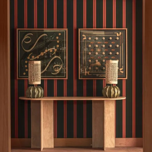 Détails d'un couloir avec deux tableaux et deux lampes