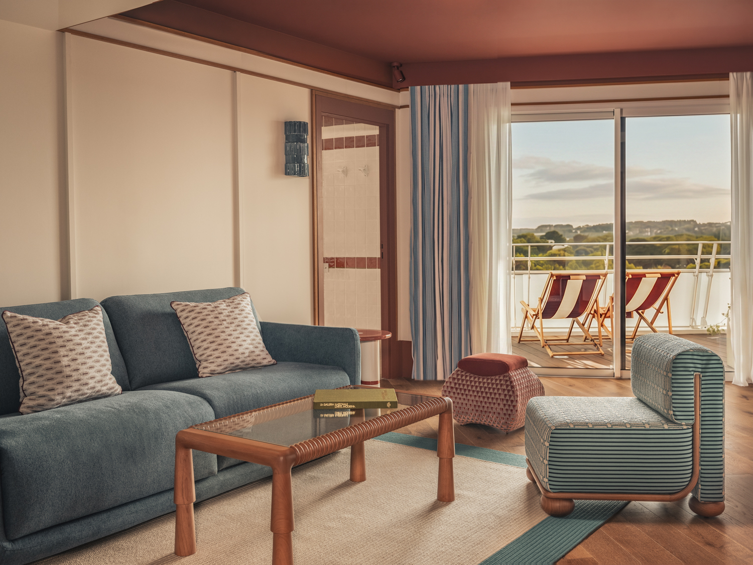 Retro elegance in Les Cimes Bleues: discover our suites and rooms with a warm and colorful design in your seaside hotel and spa hotel.