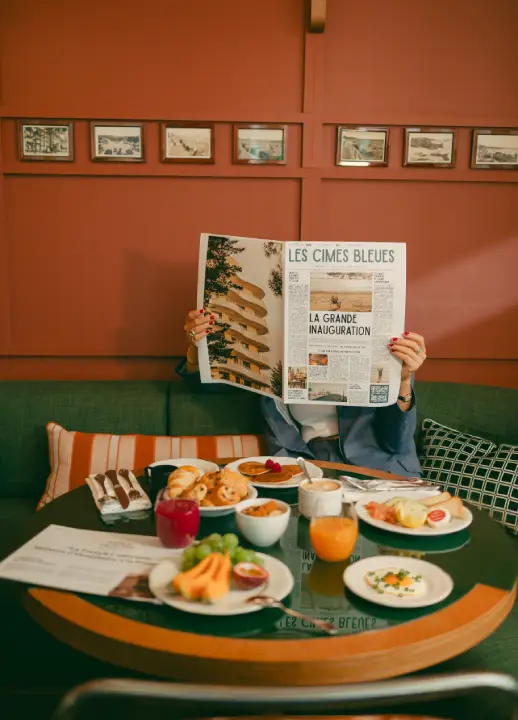 Petit-déjeuner en peignoir et bottes sur le sable, l'élégance de votre hôtel au bord de mer et hôtel spa, room service aux Cimes Bleues.
