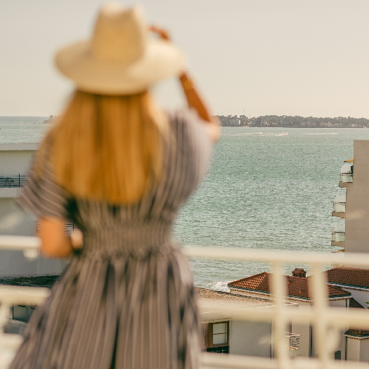 Vue mer depuis la terrasse d'une suite de l'hôtel Les Cimes Bleues, hôtel bord de mer à La Baule.