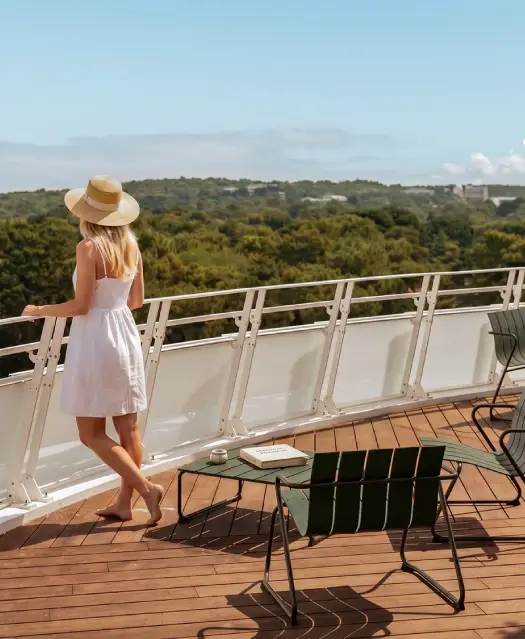 Balcon avec table, chaise et vue sur les arbres