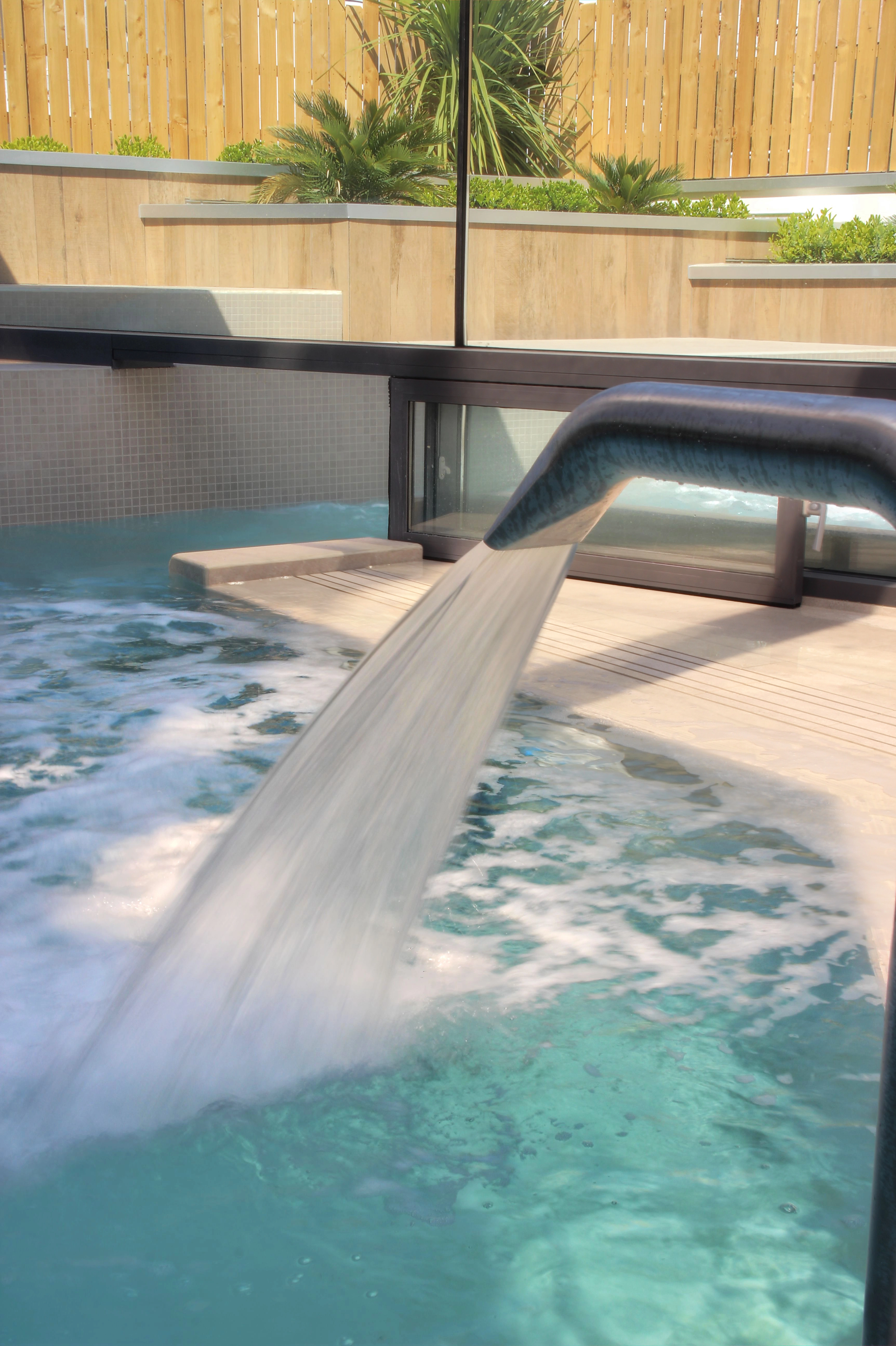 Jet d'un bain dans une thalasso et spa.