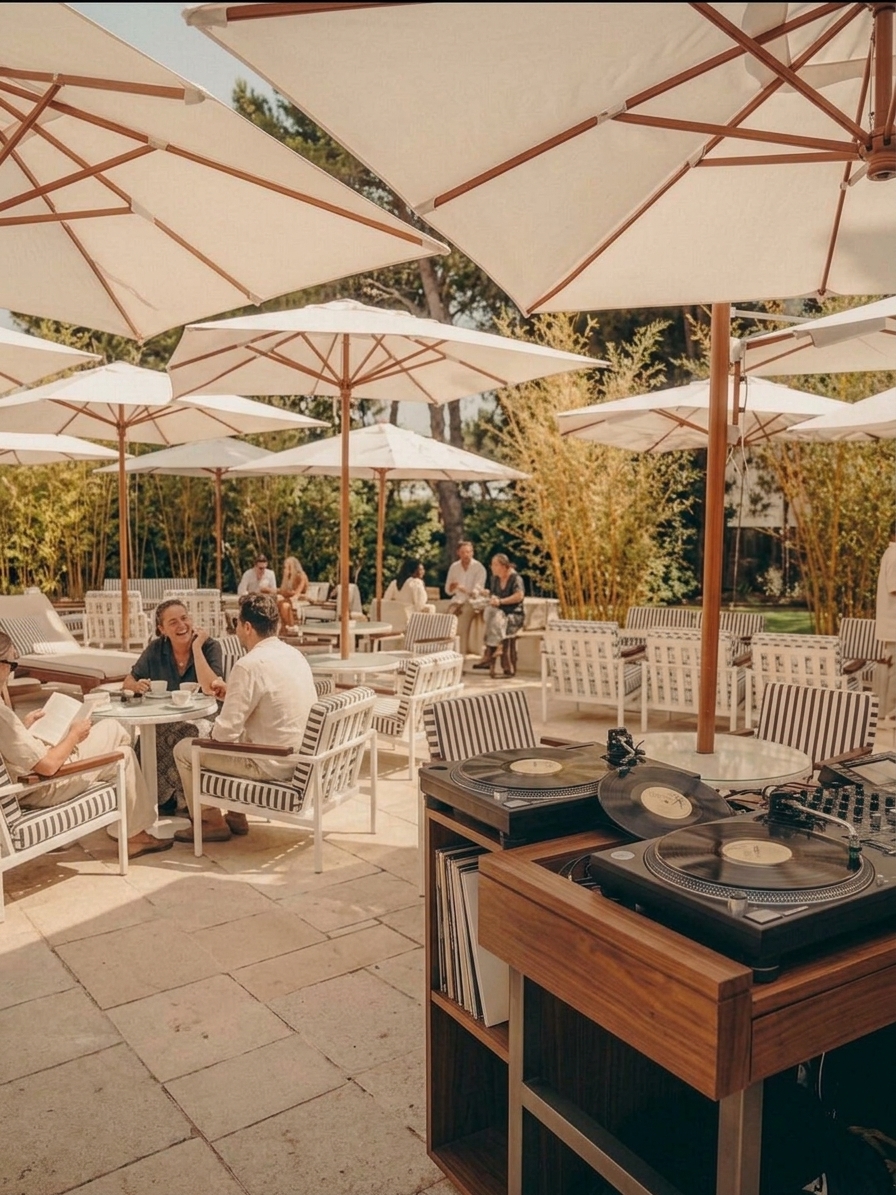 DJ set on the terrace of the Cimes Bleues Bar in La Baule, in a lively and relaxed atmosphere.