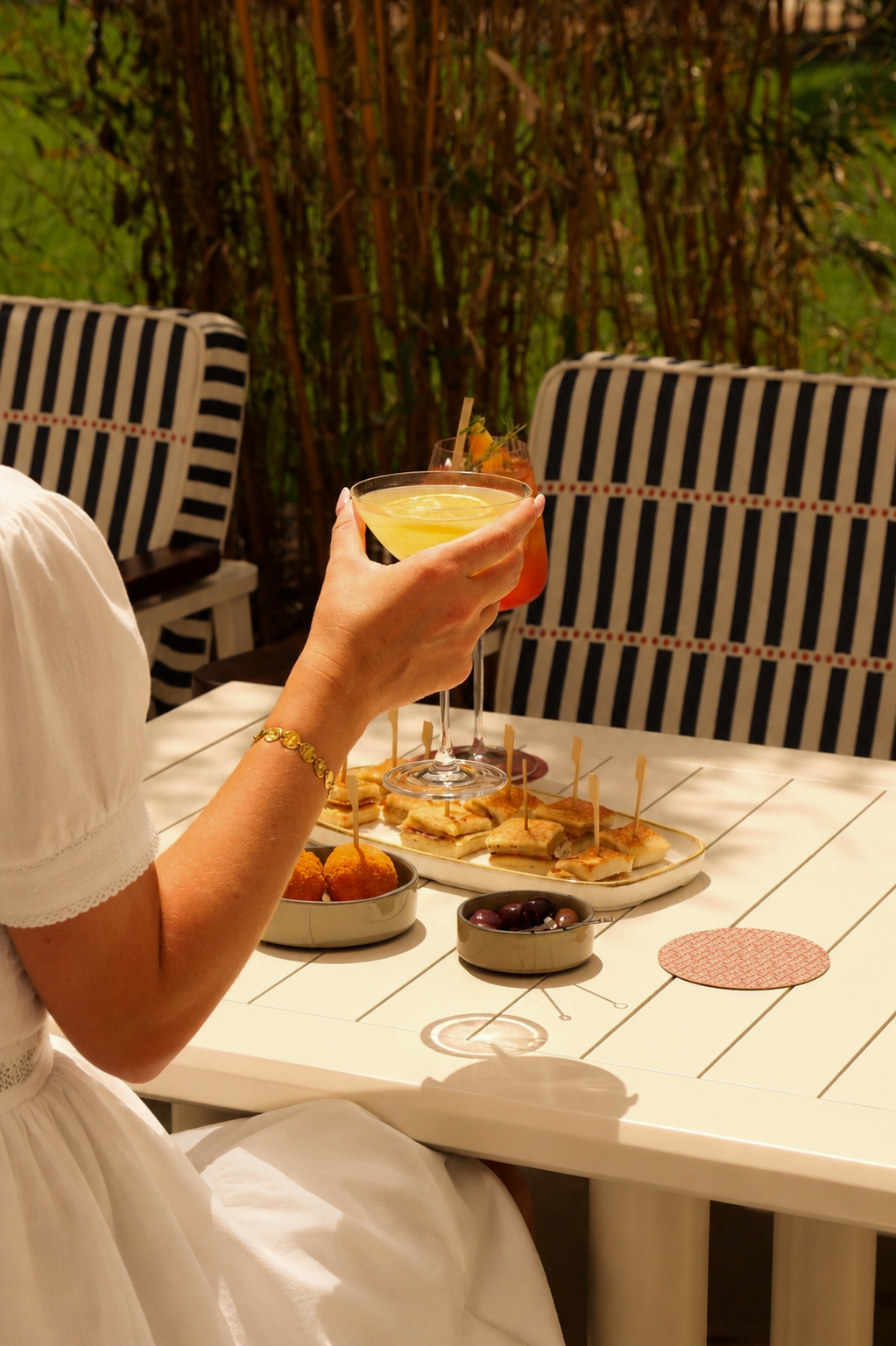 Cocktail et tapas servis sur la terrasse du Bar des Cimes Bleues à La Baule.