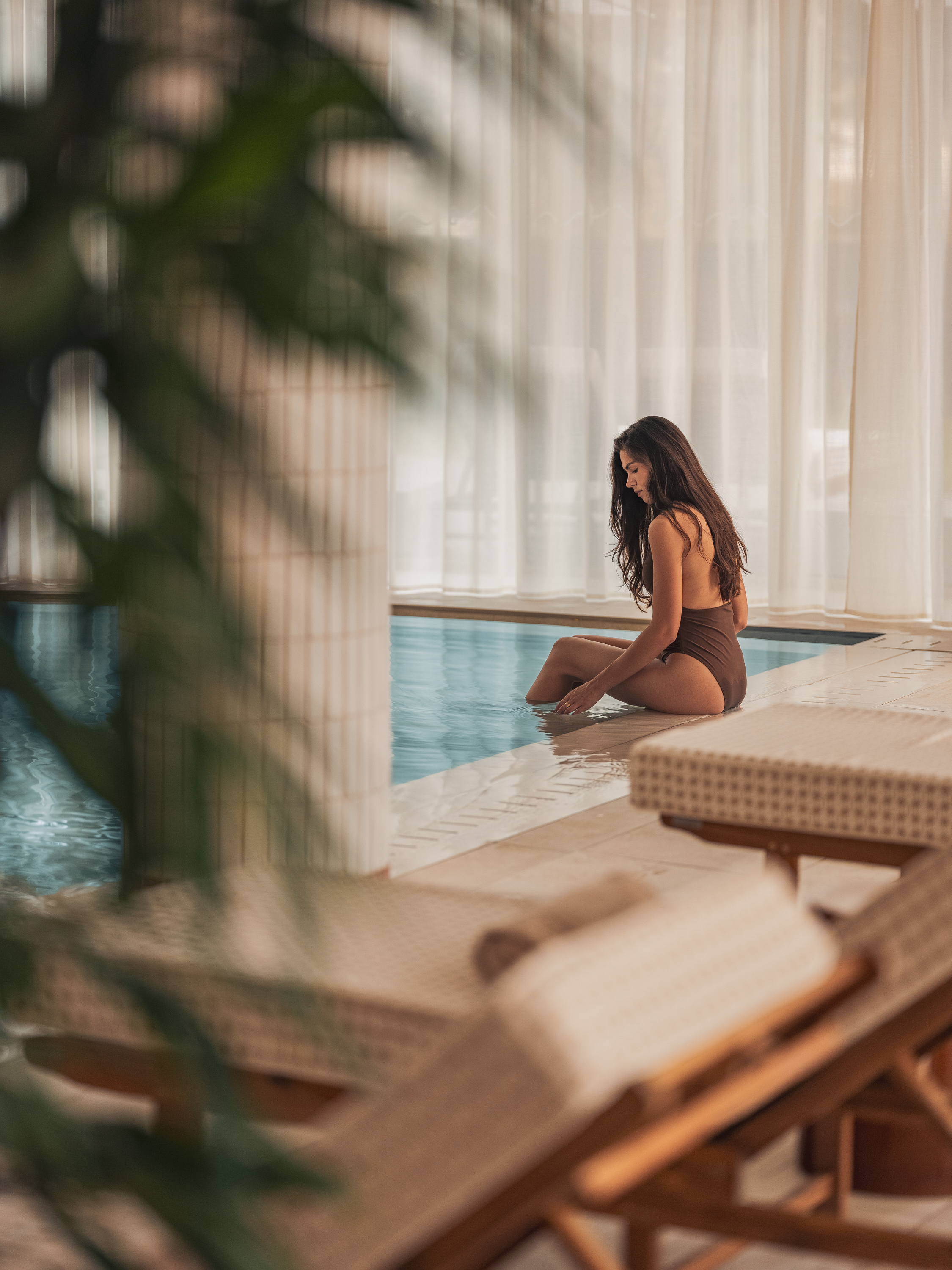 Femme profitant d’un moment de détente au Spa Alaena des Cimes Bleues à La Baule, au bord de la piscine.