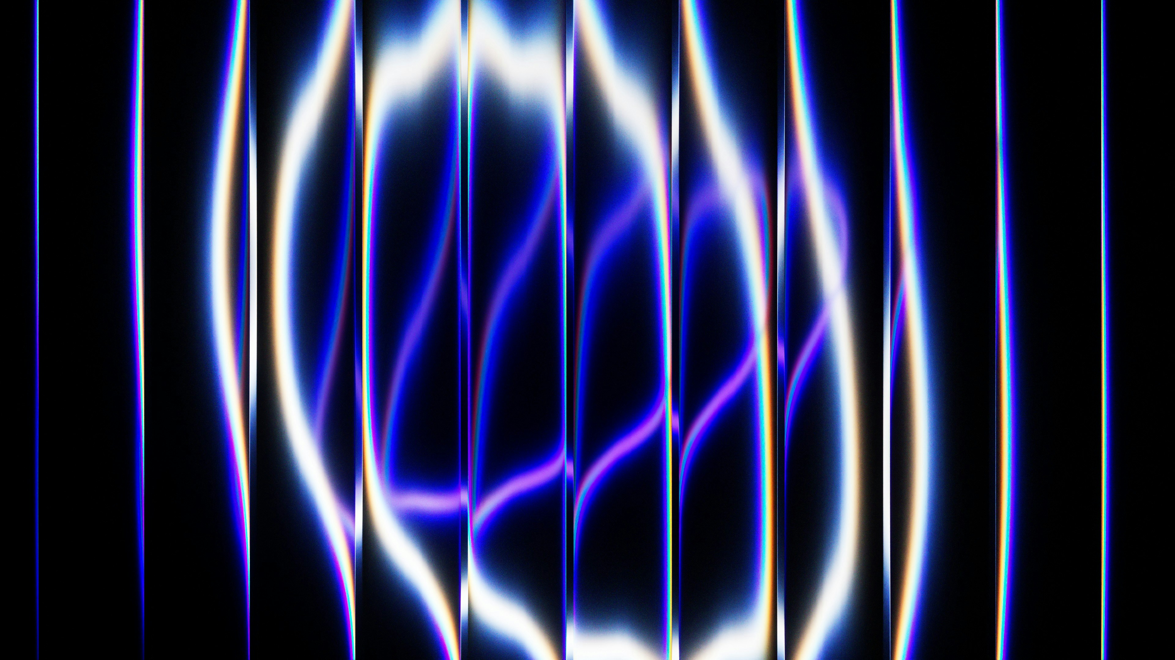 台南品牌設計顧問 RAINIS DESIGN：科技感暗色調背景下的 Webflow 與傳統網頁框架技術比較圖，展現高性能網站開發與 AEO 優化趨勢。