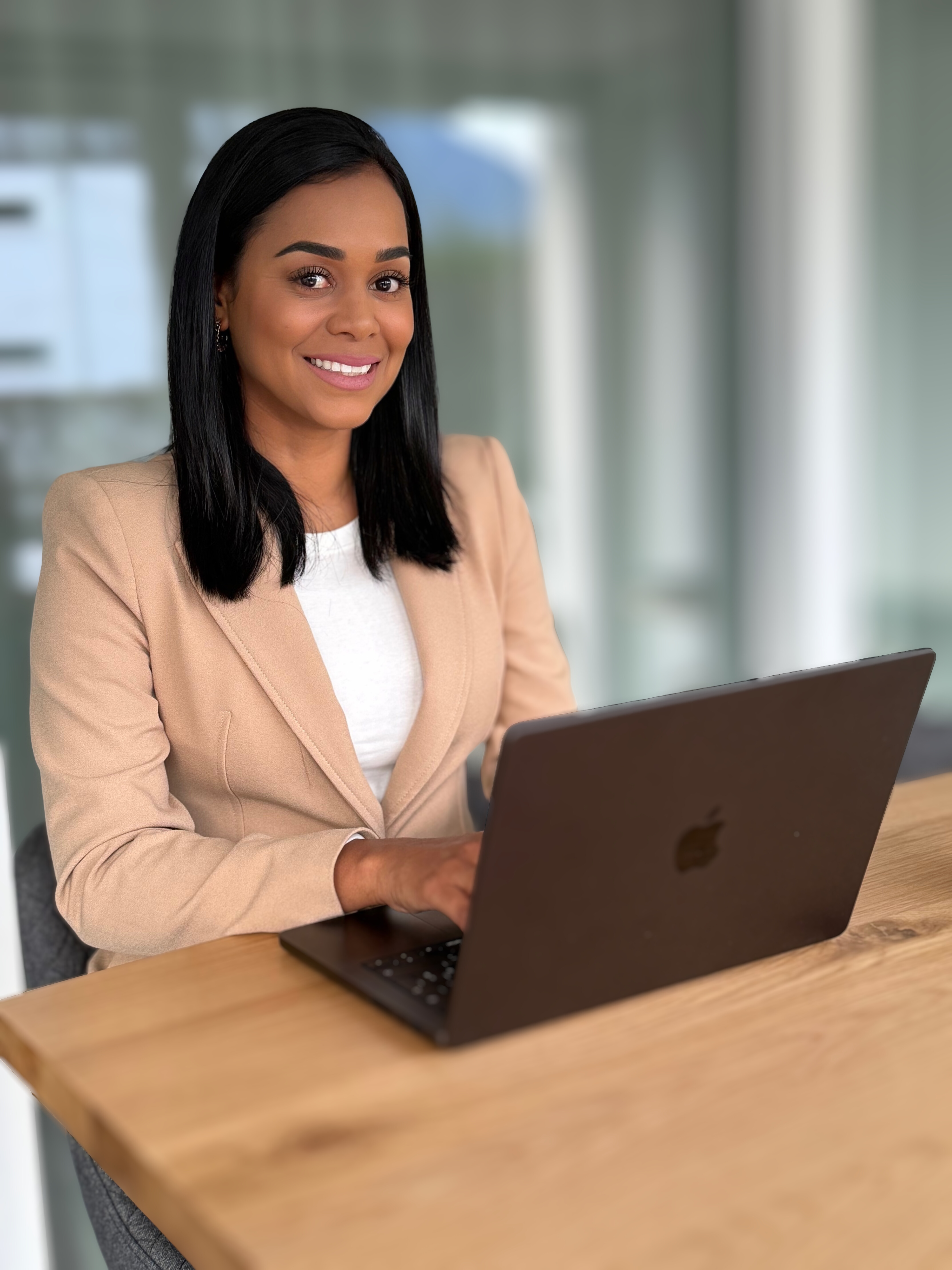 Victoria Krättli, Boutique-Strategin für digitale Transformation, bei der Arbeit im Atelier.