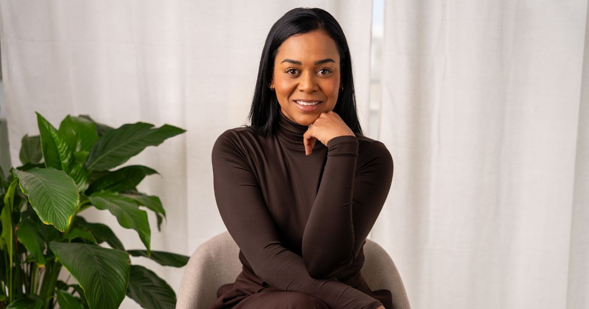 Leuchtende Glaskuben mit goldenen Lichtpunkten an dunklem gepflastertem Weg in verschwommener Umgebung.