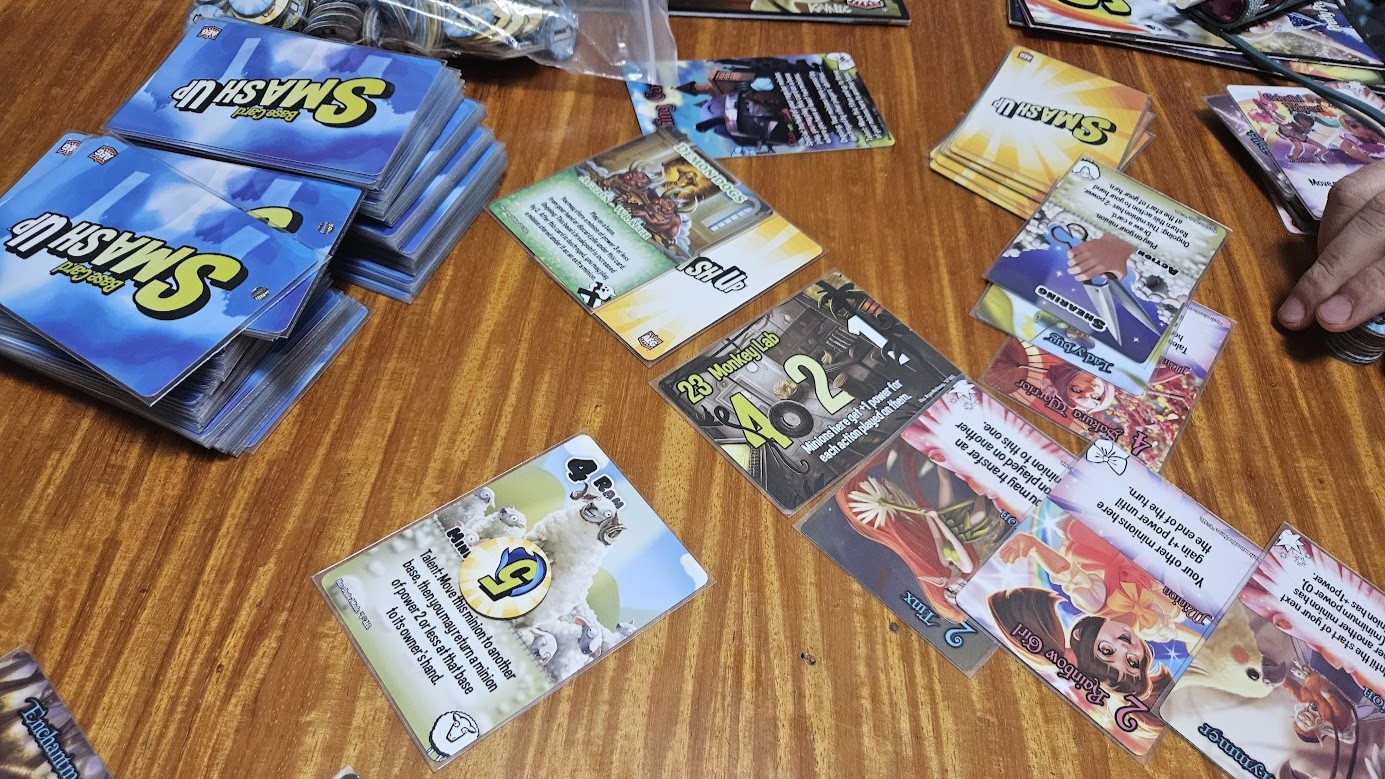 Smash Up gameplay