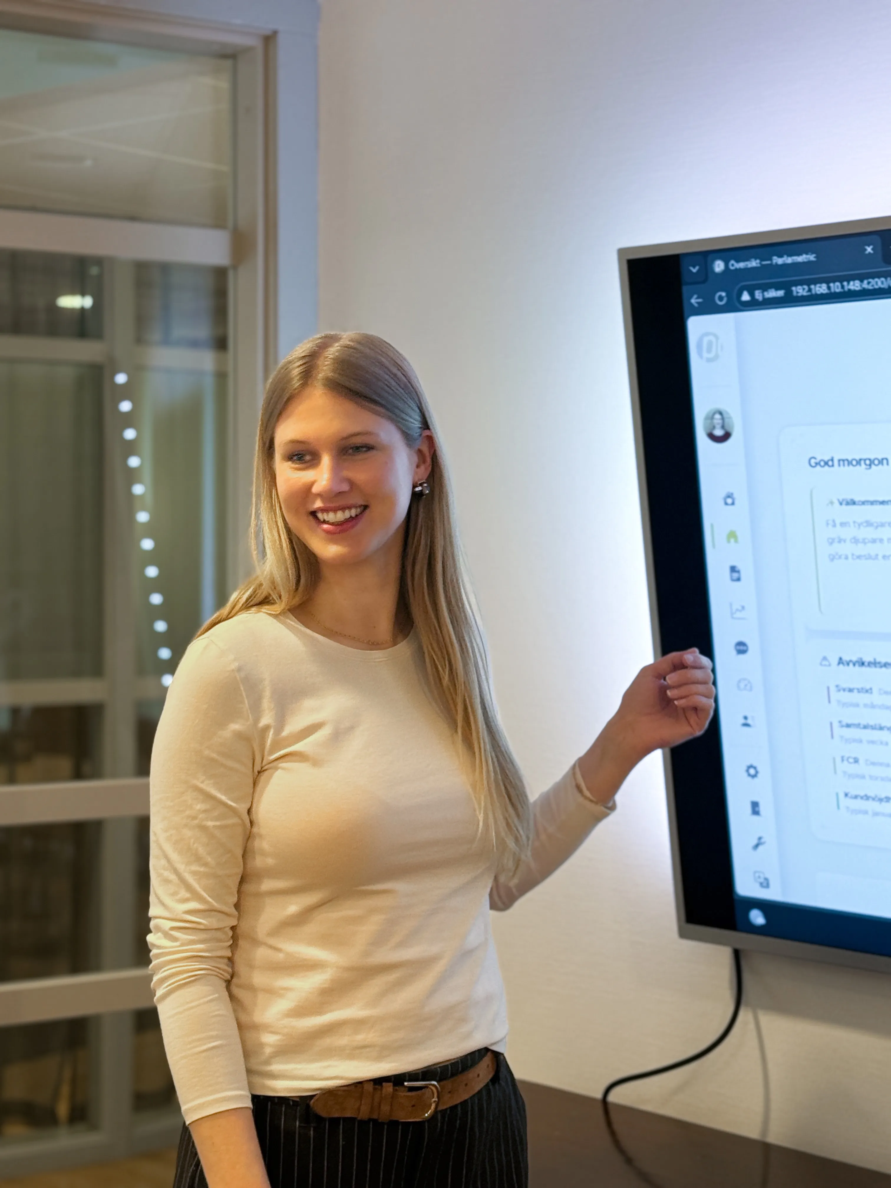 Medarbetare visar Parlametrics översiktsvy med samtalsanalys på en skärm