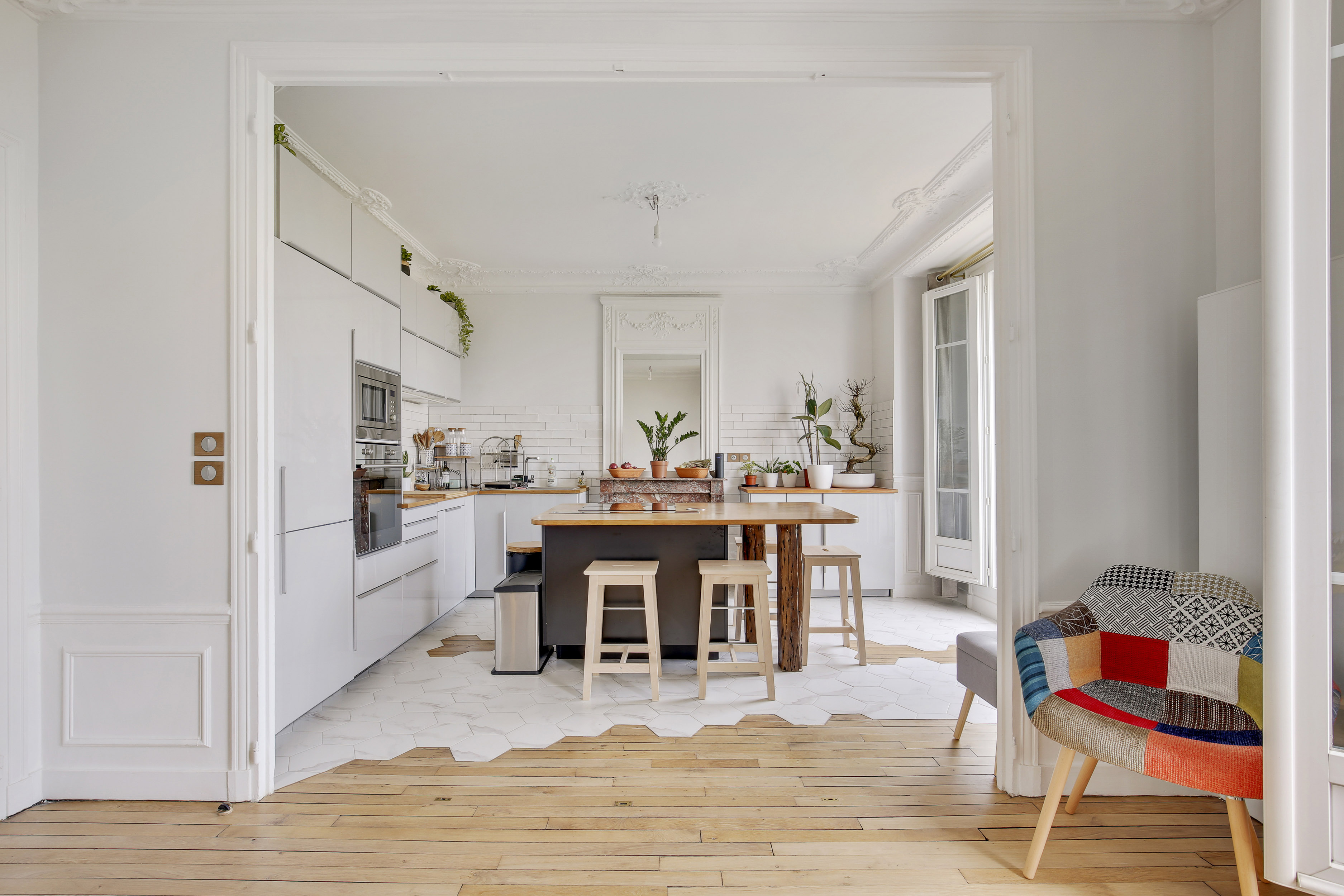 Rénovation totale cuisine et salon d'un appartement paris 9, jonction carrelage et parquet sur mesure