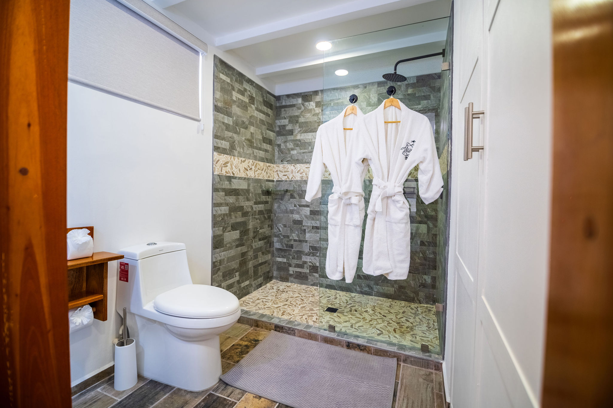 Modern Cakora Canal Front bathroom.