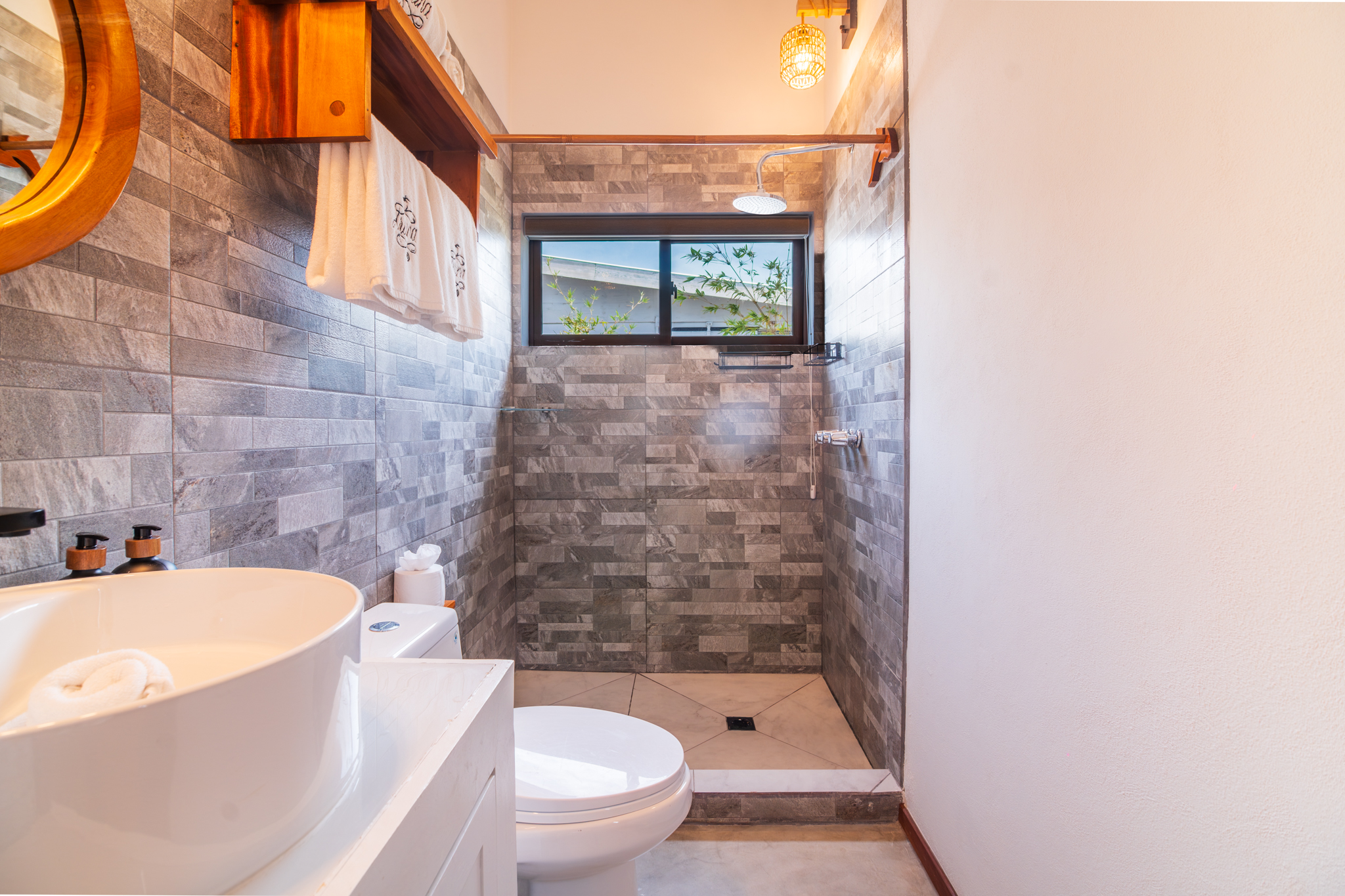 Itzamna Garden View Bathroom