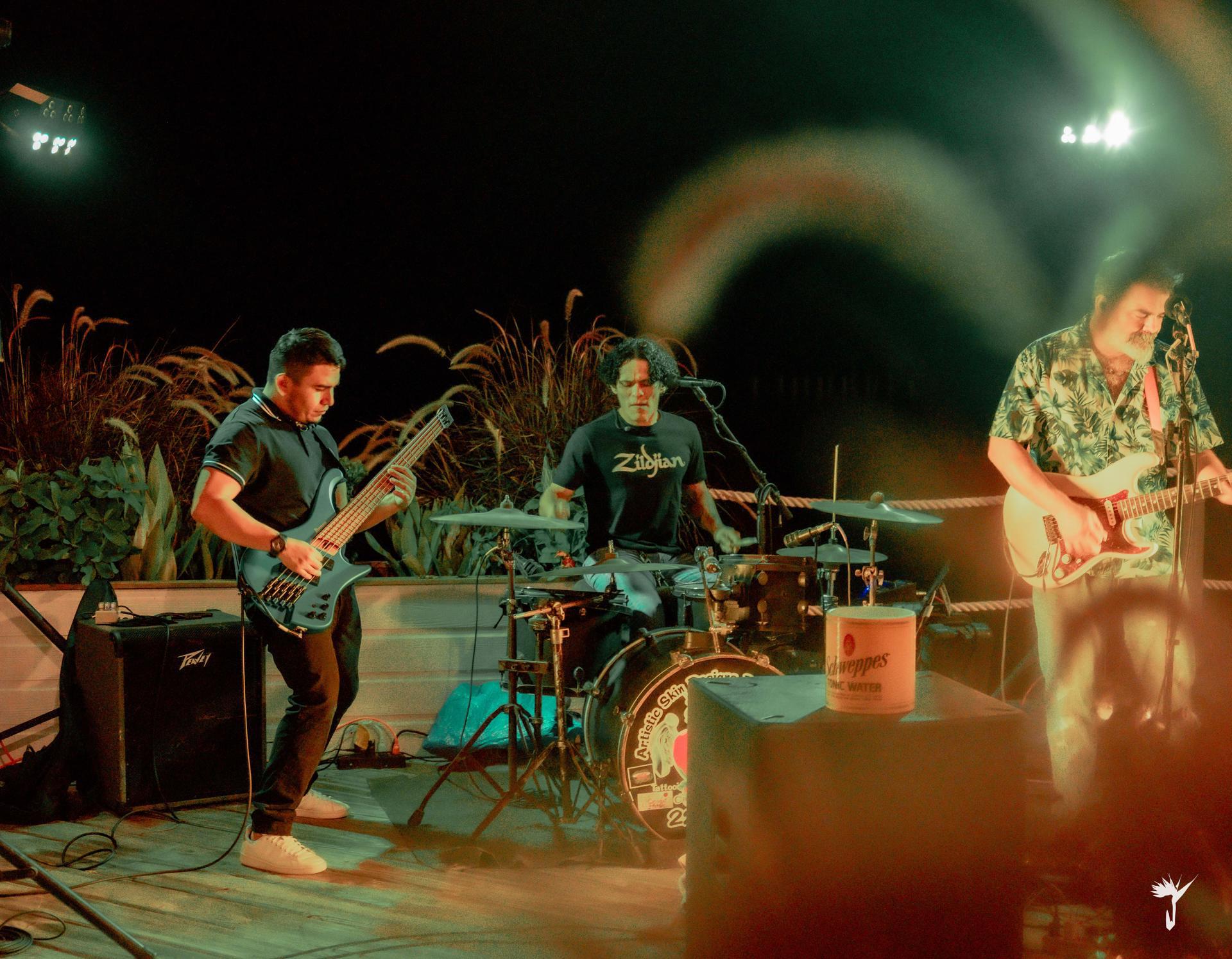 Live band performing on the waterfront stage at Aruna Resort