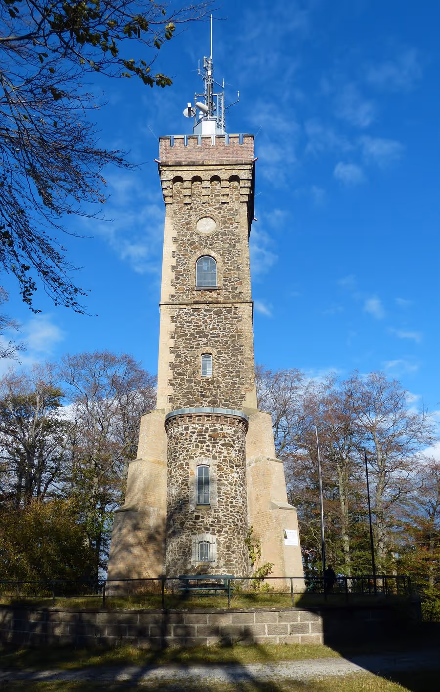 Wilhelm-Raabe-Warte im Naturerbewald Blankenburg.