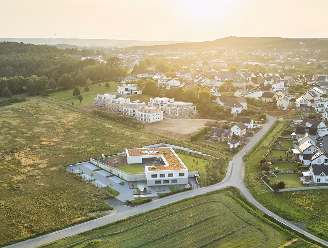 Dunkler Loungebereich mit MINI hinter halbtransparentem Vorhang, stimmungsvolle Architekturfotografie.