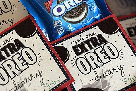 Paquetes de galletas Oreo con tarjetas de agradecimiento en las que se lee: «Eres OREO-ordinario».