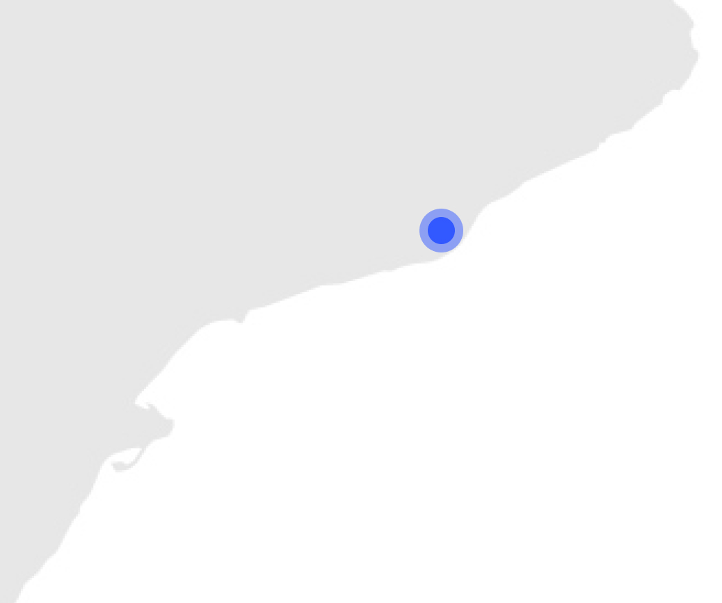 Mapa gris con un punto azul marcando una ubicación en la costa.