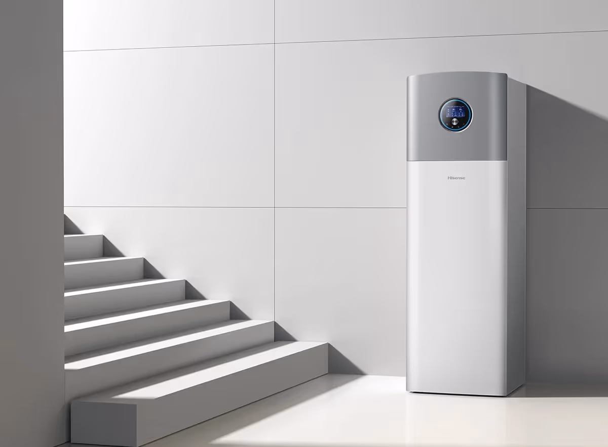 Aire acondicionado Hisense de pie con pantalla circular junto a escalera interior minimalista.