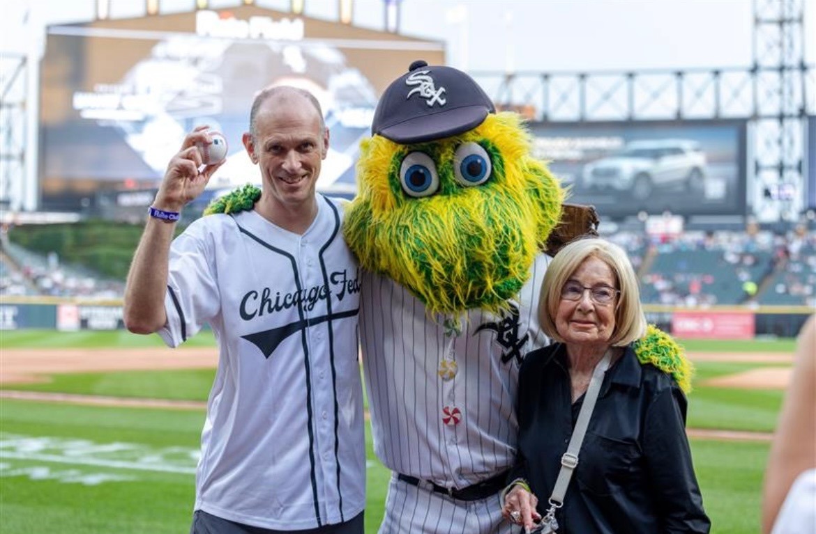 Caro Mickey Norton with white sox mascot south paw