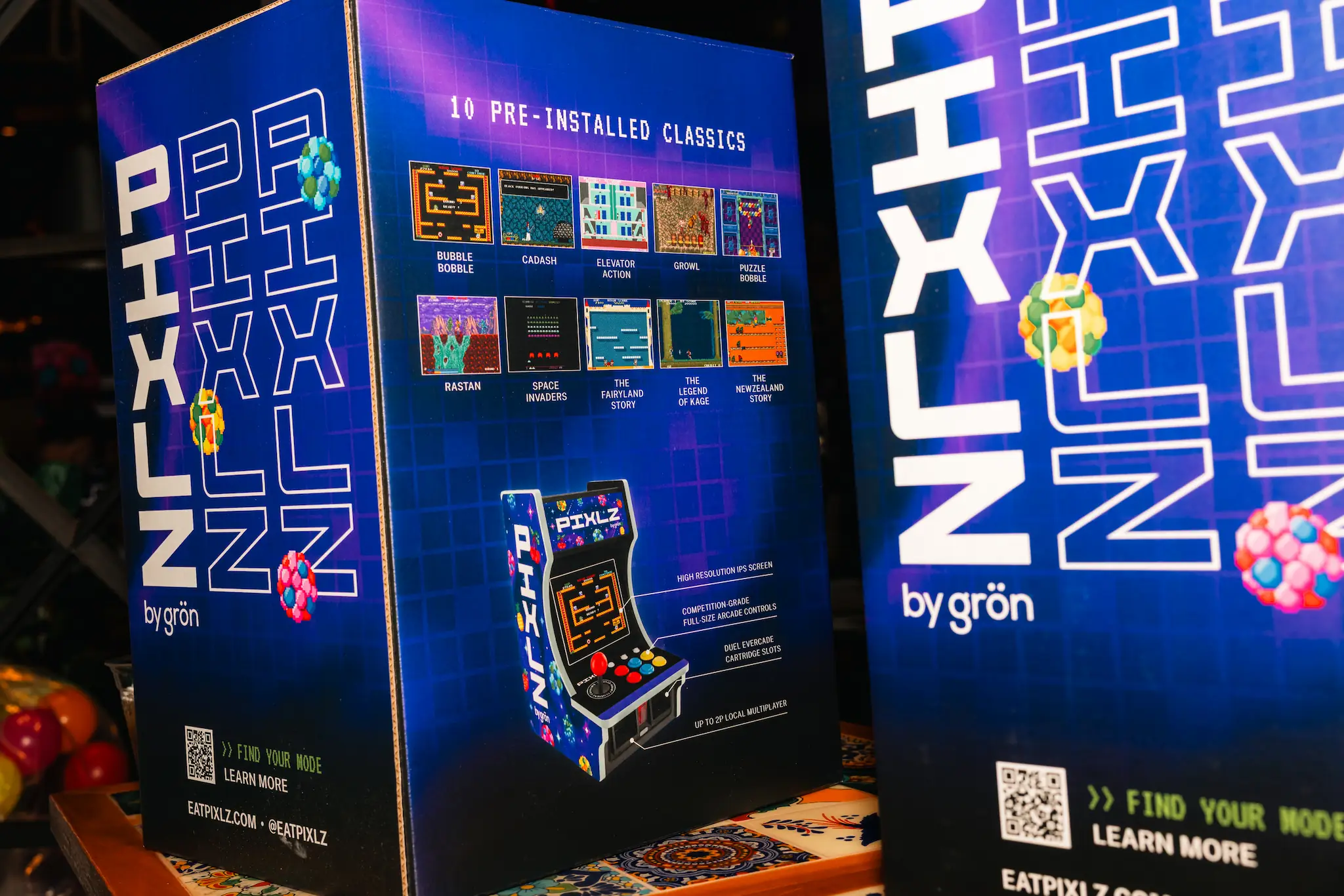 Packaging for Pixlz arcade featuring 10 pre-installed classic games with colorful retro graphics.