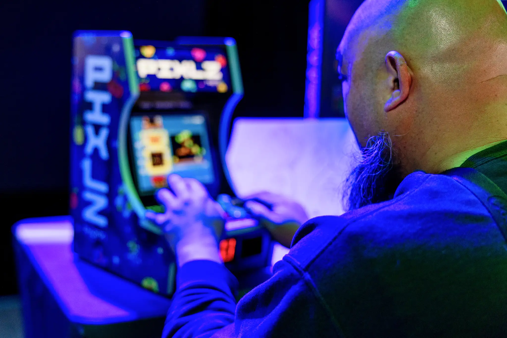 Packaging for Pixlz arcade featuring 10 pre-installed classic games with colorful retro graphics.
