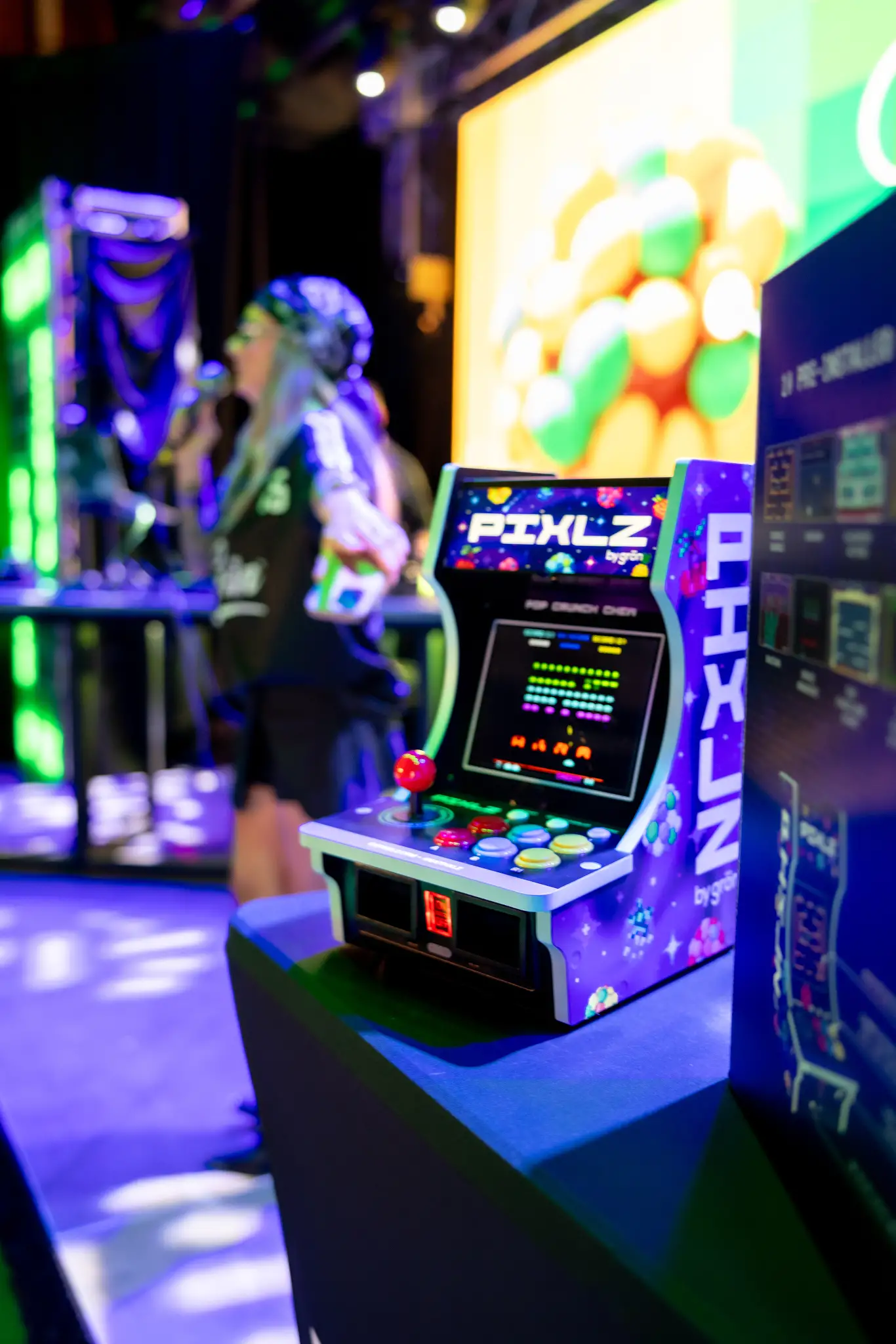 Packaging for Pixlz arcade featuring 10 pre-installed classic games with colorful retro graphics.