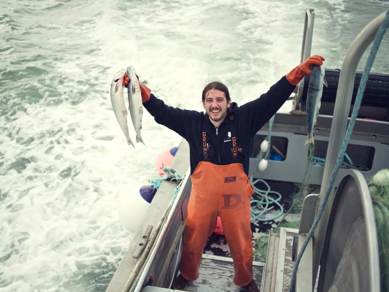 Shipped line-caught, flash-frozen seafood nationwide without excursions.